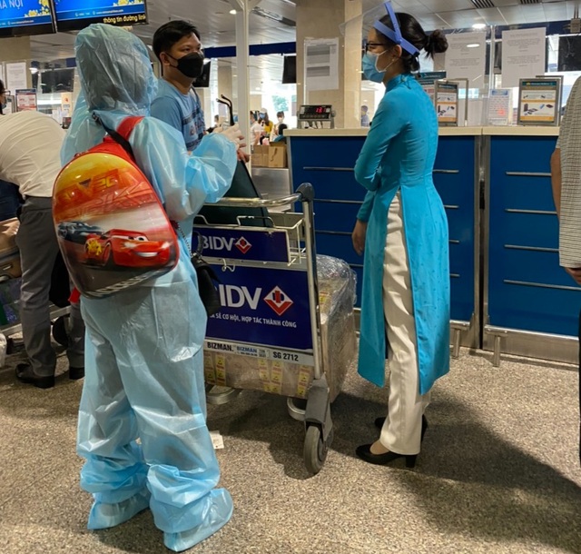 Sân bay Tân Sơn Nhất khử khuẩn toàn bộ hành lý để chống dịch Covid-19 - 2