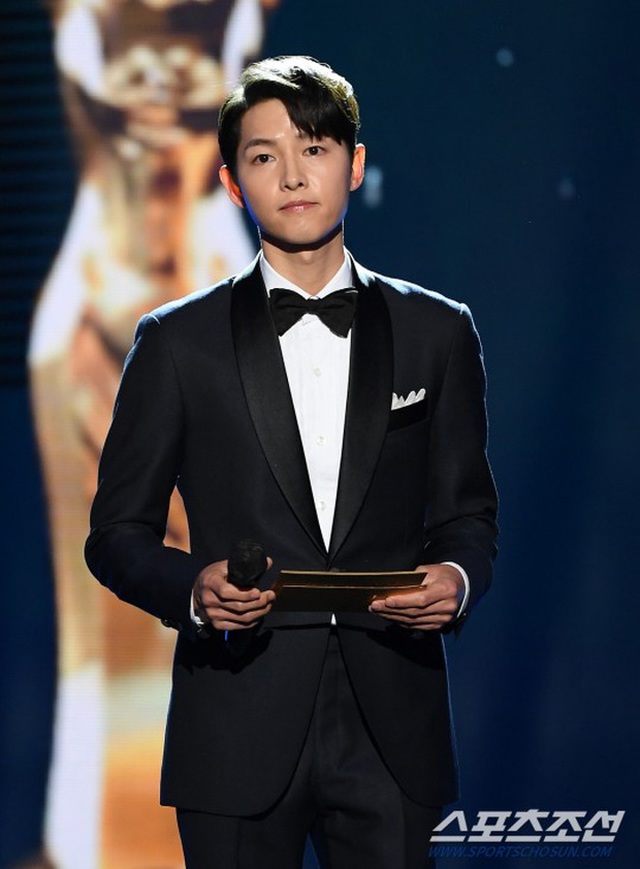 Rồng Xanh 2021: Song Joong Ki bảnh bao bên dàn mỹ nhân siêu hot - 2