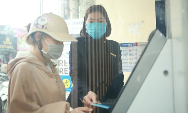 Rồng rắn hàng giờ đồng hồ trước cây ATM chờ để được rút tiền tiêu Tết - 4 Rồng rắn hàng giờ đồng hồ trước cây ATM chờ để được rút tiền tiêu Tết - 4