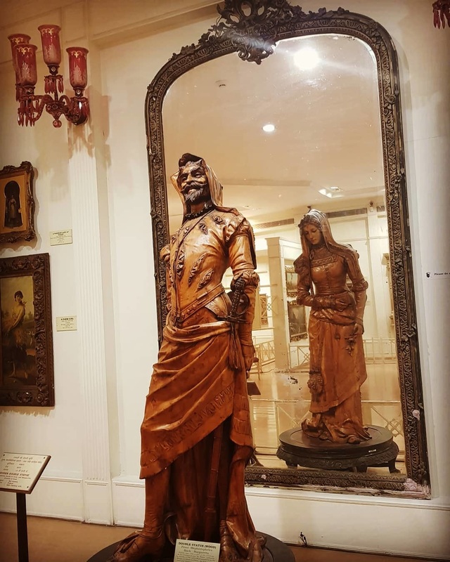 Chiêm ngưỡng bức tượng hai mặt, muốn xem phải nhìn qua gương - 2 Chiêm ngưỡng bức tượng hai mặt, muốn xem phải nhìn qua gương - 2