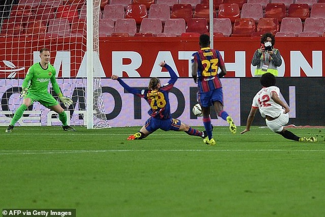 Rakitic khiến Barcelona ôm hận trước Sevilla - 4