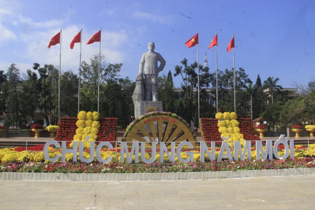 Quang Tri: The central park of Dong Ha City is brilliant before the Spring - 1