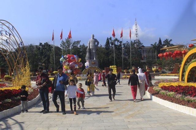 Quang Tri: The central park of Dong Ha City is brilliant before the Spring - 2