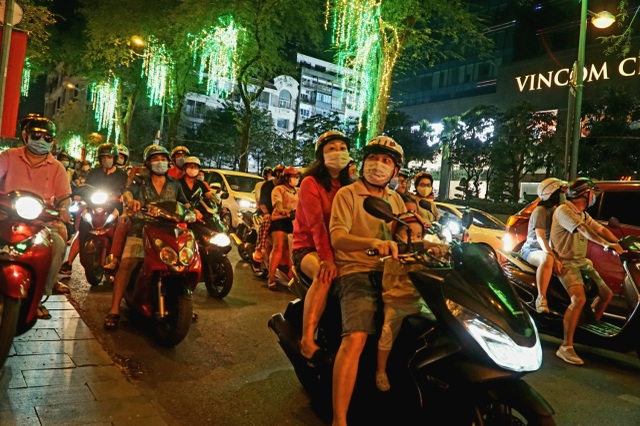 đường Đồng Khởi bắt đầu đông.jpg