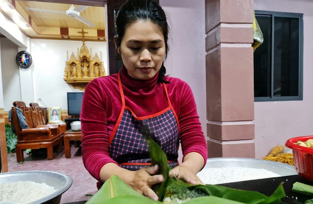 Ghi ở làng bánh chưng xanh thành Vinh thâu đêm phục vụ Tết - 6 Ghi ở làng bánh chưng xanh thành Vinh thâu đêm phục vụ Tết - 6