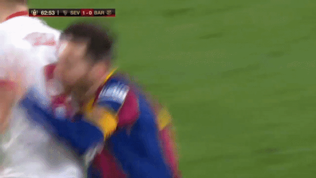 Messi may mắn thoát thẻ đỏ vì hành động chơi xấu đối thủ - 1