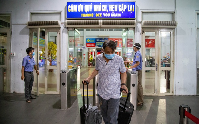 Chuyến tàu cuối cùng rời Sài Gòn trước thời khắc giao thừa - 1 Chuyến tàu cuối cùng rời Sài Gòn trước thời khắc giao thừa - 1