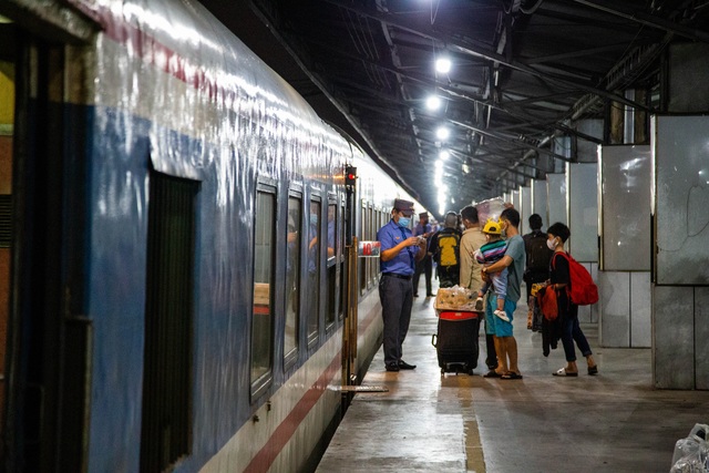 Chuyến tàu cuối cùng rời Sài Gòn trước thời khắc giao thừa - 9 Chuyến tàu cuối cùng rời Sài Gòn trước thời khắc giao thừa - 9