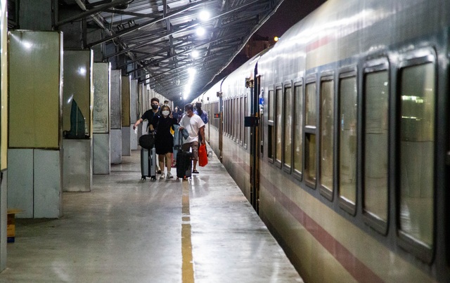 Chuyến tàu cuối cùng rời Sài Gòn trước thời khắc giao thừa - 12 Chuyến tàu cuối cùng rời Sài Gòn trước thời khắc giao thừa - 12