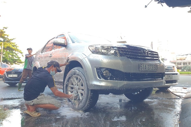 TPHCM: Thợ rửa xe hốt bạc ngày cuối năm, dư tiền về quê ăn Tết - 1 TPHCM: Thợ rửa xe hốt bạc ngày cuối năm, dư tiền về quê ăn Tết - 1