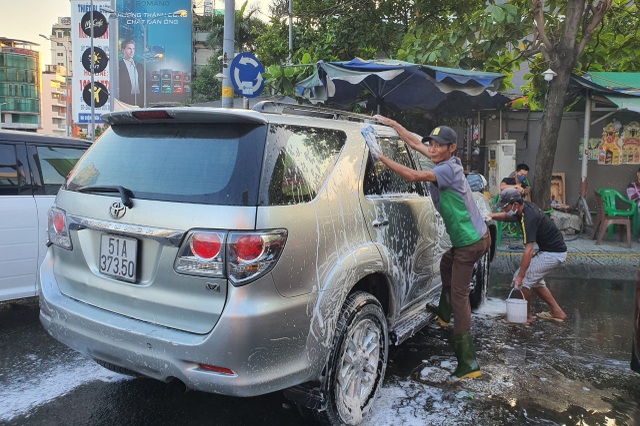 TPHCM: Thợ rửa xe hốt bạc ngày cuối năm, dư tiền về quê ăn Tết - 3 TPHCM: Thợ rửa xe hốt bạc ngày cuối năm, dư tiền về quê ăn Tết - 3