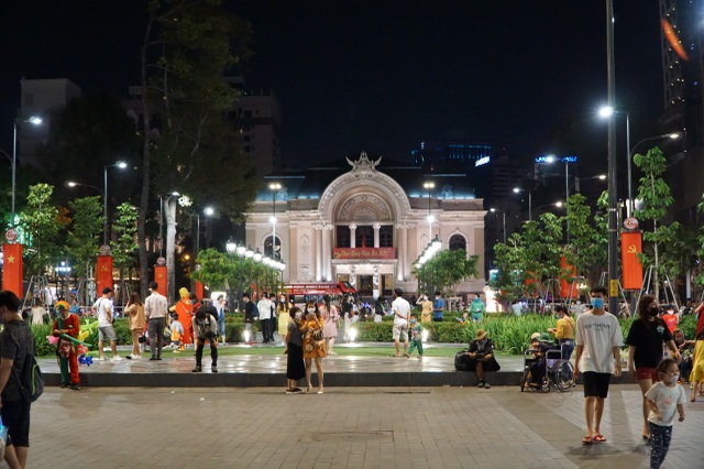 Trước Nhà hát lớn TP