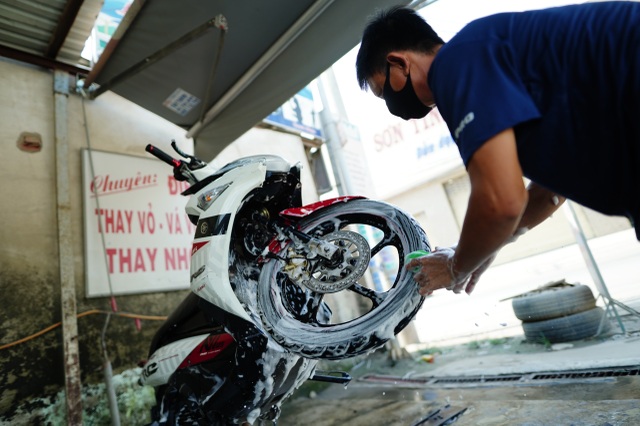 TPHCM: Thợ rửa xe hốt bạc ngày cuối năm, dư tiền về quê ăn Tết - 5