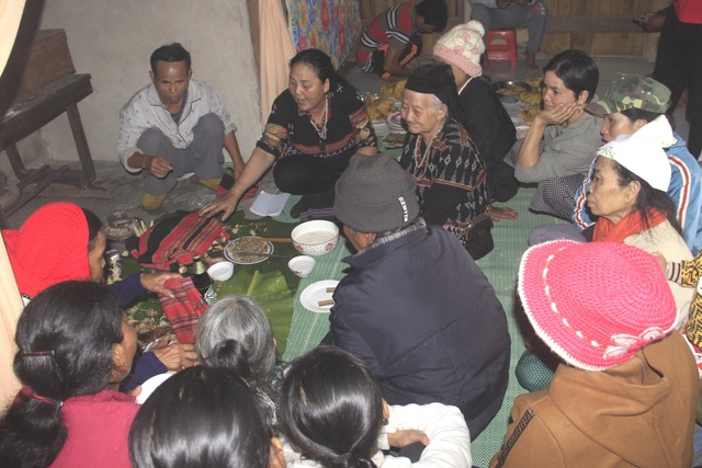Người Pa Kô đánh cồng chiêng, múa hát suốt đêm trong Tết mừng lúa mới - 1 Người Pa Kô đánh cồng chiêng, múa hát suốt đêm trong Tết mừng lúa mới - 1