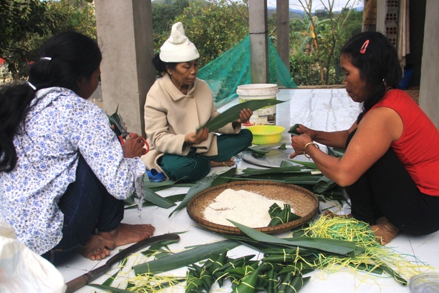 Người Pa Kô đánh cồng chiêng, múa hát suốt đêm trong Tết mừng lúa mới - 2 Người Pa Kô đánh cồng chiêng, múa hát suốt đêm trong Tết mừng lúa mới - 2
