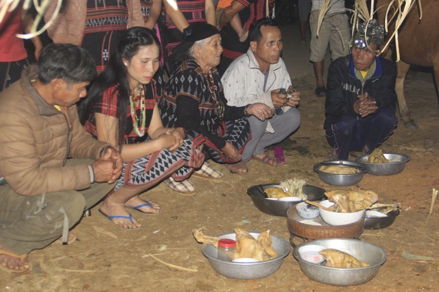 Người Pa Kô đánh cồng chiêng, múa hát suốt đêm trong Tết mừng lúa mới - 7 Người Pa Kô đánh cồng chiêng, múa hát suốt đêm trong Tết mừng lúa mới - 7