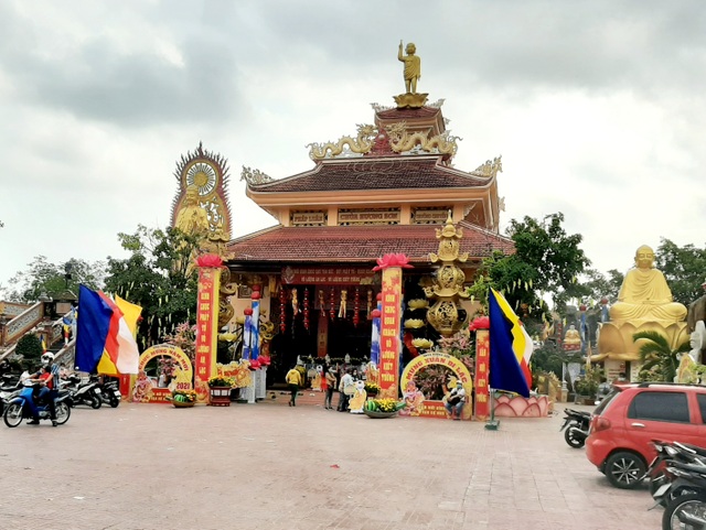 Sợ dịch Covid-19, khách viếng chùa thưa thớt ngày đầu năm - 3 Sợ dịch Covid-19, khách viếng chùa thưa thớt ngày đầu năm - 3