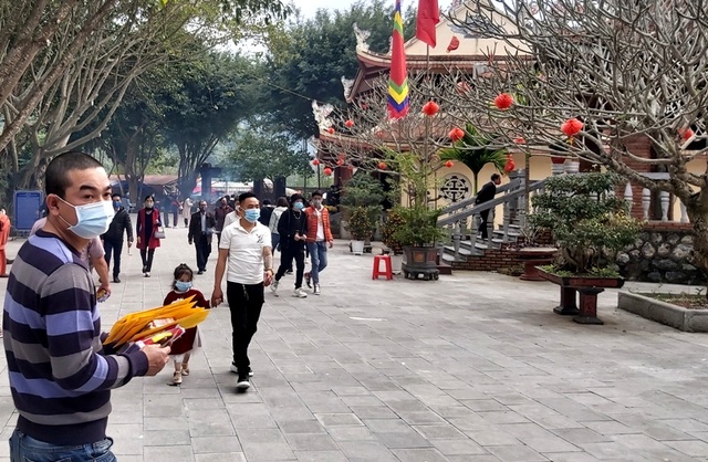Những hình ảnh khác lạ trong ngày đầu năm mới tại đền chùa - 7 Những hình ảnh khác lạ trong ngày đầu năm mới tại đền chùa - 7