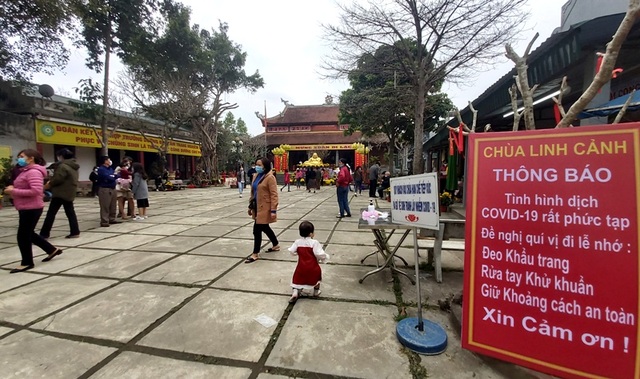 Những hình ảnh khác lạ trong ngày đầu năm mới tại đền chùa - 8 Những hình ảnh khác lạ trong ngày đầu năm mới tại đền chùa - 8