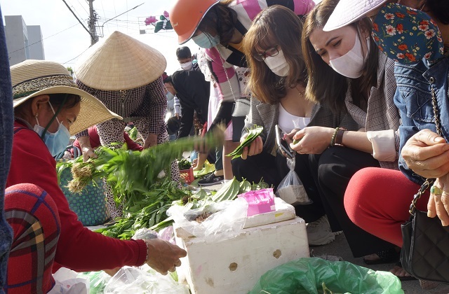 Nô nức đi phiên chợ một năm họp duy nhất ngày mùng 1 Tết - 4 Nô nức đi phiên chợ một năm họp duy nhất ngày mùng 1 Tết - 4