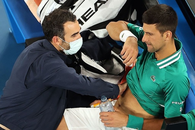 Australian Open: Djokovic tiến vào vòng bốn sau cuộc chiến lúc nửa đêm - 2 Australian Open: Djokovic tiến vào vòng bốn sau cuộc chiến lúc nửa đêm - 2
