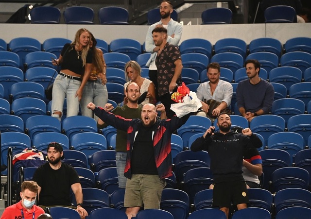 Djokovic phải dừng thi đấu để khán giả rời sân - 3