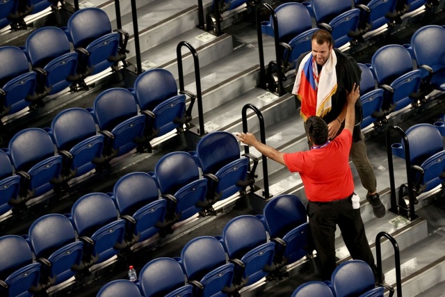 Djokovic phải dừng thi đấu để khán giả rời sân - 12 Djokovic phải dừng thi đấu để khán giả rời sân - 12