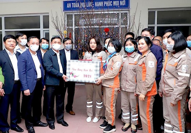 Chúc Tết những lao động làm nhiệm vụ trong đêm giao thừa - 4 Chúc Tết những lao động làm nhiệm vụ trong đêm giao thừa - 4
