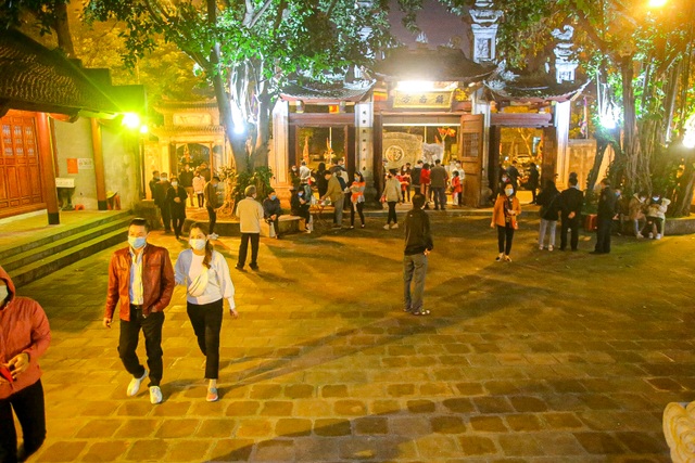 Người dân Thủ đô đi chùa cầu an đêm giao thừa - 2 Người dân Thủ đô đi chùa cầu an đêm giao thừa - 2