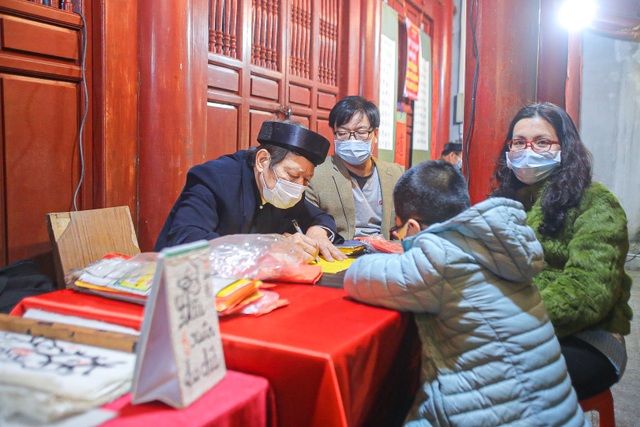 Capital people go to the pagoda to pray for security on New Year's Eve - 8