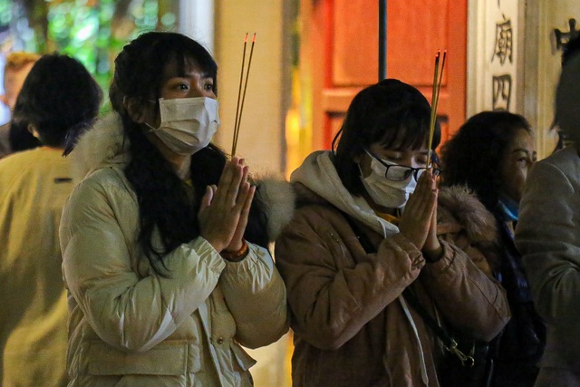 Capital people go to the pagoda to pray for peace on New Year's Eve - 7