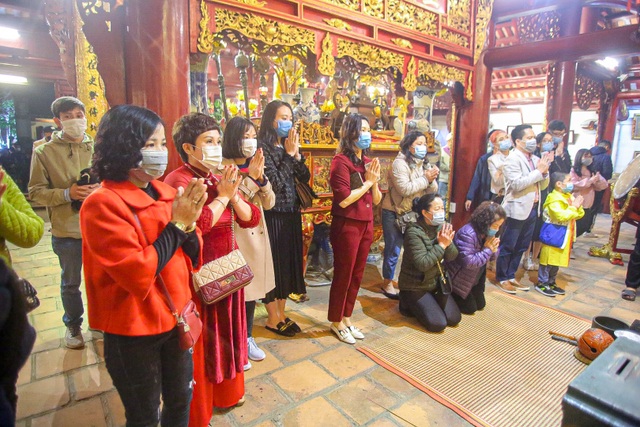 Người dân Thủ đô đi chùa cầu an đêm giao thừa - 3 Người dân Thủ đô đi chùa cầu an đêm giao thừa - 3