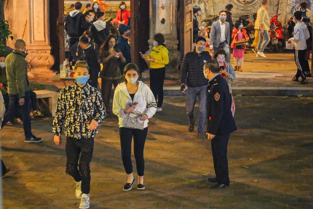 Capital people go to the pagoda to pray for security on New Year's Eve - 10