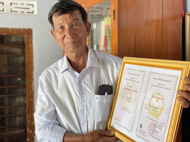 Lão nông 74 tuổi quyết lấy bằng tiến sĩ - 1 Lão nông 74 tuổi quyết lấy bằng tiến sĩ - 1