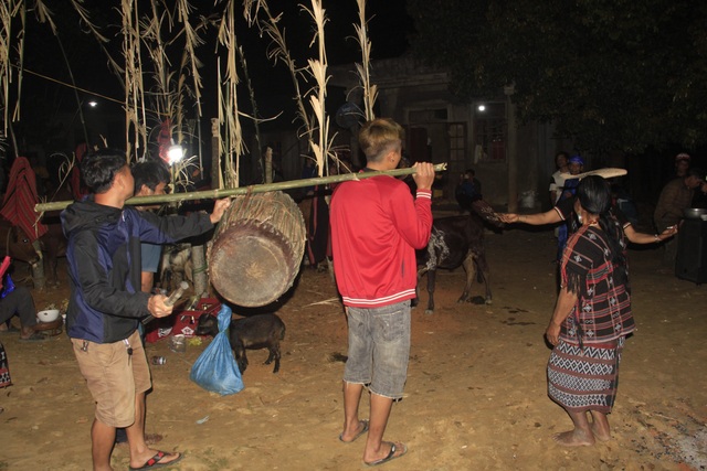 Người Pa Kô đánh cồng chiêng, múa hát suốt đêm trong Tết mừng lúa mới - 5 Người Pa Kô đánh cồng chiêng, múa hát suốt đêm trong Tết mừng lúa mới - 5