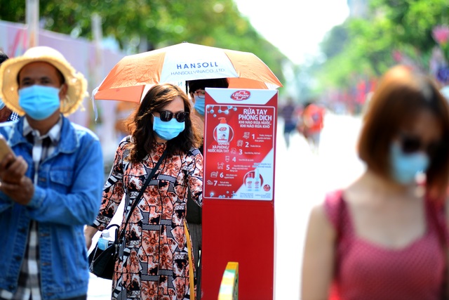 Foreign tourists go to Saigon street du Xuan - 3