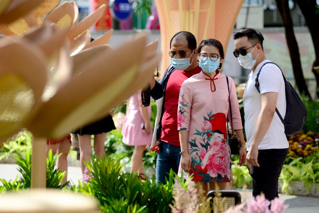 Foreign tourists go to Saigon street du Xuan - 4