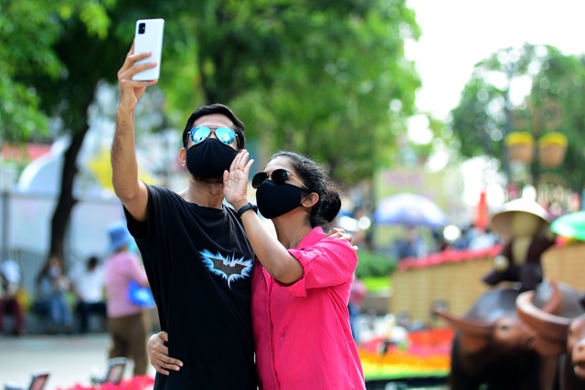 Foreign tourists go to Saigon street du Xuan - 5