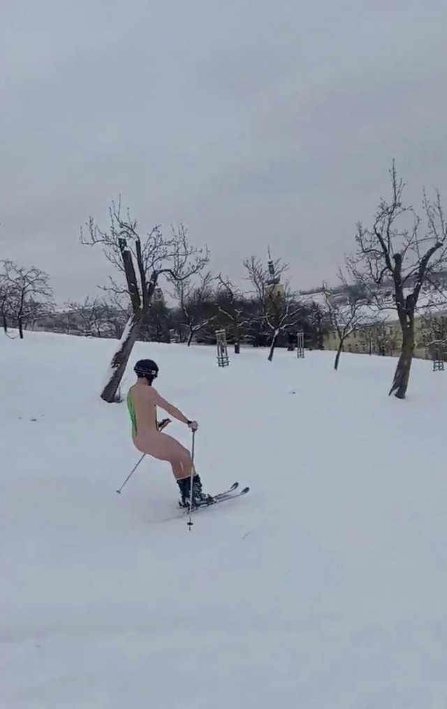 Sốc với nam thanh niên mặc đồ gợi cảm trượt tuyết - 2