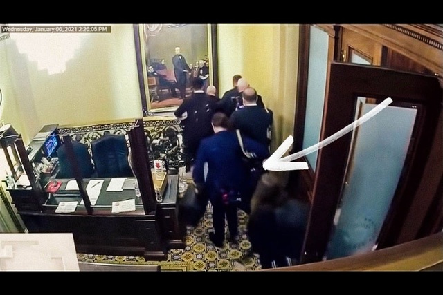 Video mới vụ bạo loạn: Đám đông suýt tiếp cận vali hạt nhân của ông Pence - 1 Video mới vụ bạo loạn: Đám đông suýt tiếp cận vali hạt nhân của ông Pence - 1