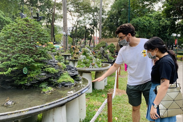 Hội hoa xuân năm Covid, dù đẹp rực rỡ vẫn vắng lặng, đìu hiu - 12 Hội hoa xuân năm Covid, dù đẹp rực rỡ vẫn vắng lặng, đìu hiu - 12