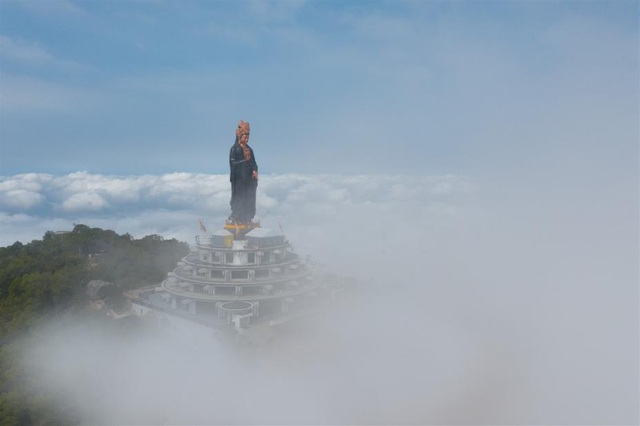 Ba Tay Ninh Mountain: New spring spiritual destination 2021-11