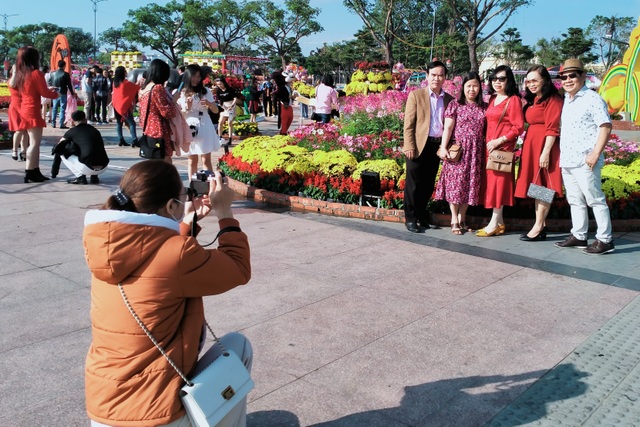 The weather is nice, Danang people are bustling with spring travel - 1