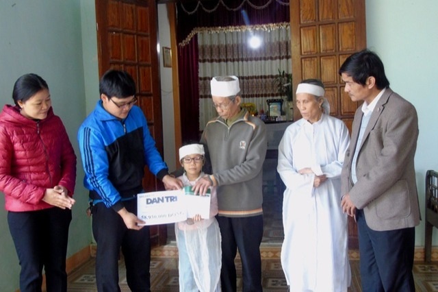Mẹ bị lũ cuốn trôi cô bé mồ côi đón Tết trong vòng tay ông bà ngoại - 3 Mẹ bị lũ cuốn trôi cô bé mồ côi đón Tết trong vòng tay ông bà ngoại - 3