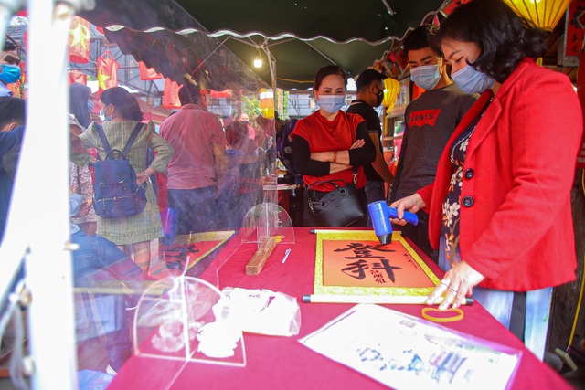 Ông đồ đeo khẩu trang, cho chữ ngày đầu năm mới - 10 Ông đồ đeo khẩu trang, cho chữ ngày đầu năm mới - 10