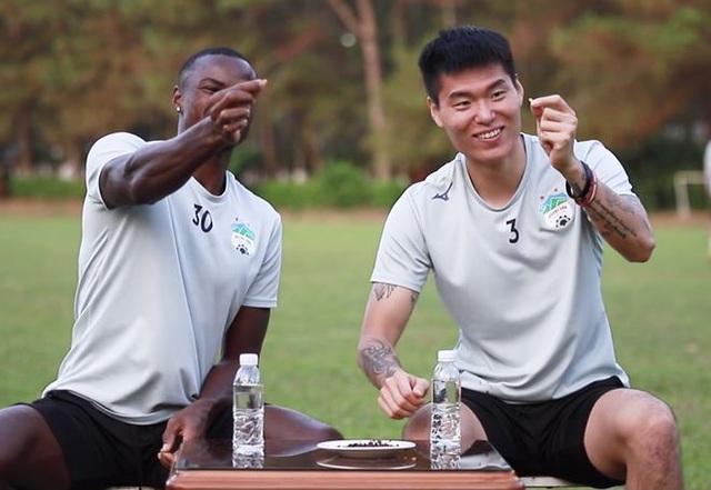 Ngoại binh V-League thi cắn hạt dưa, Văn Lâm khoe có bánh chưng ngày Tết - 2 Ngoại binh V-League thi cắn hạt dưa, Văn Lâm khoe có bánh chưng ngày Tết - 2