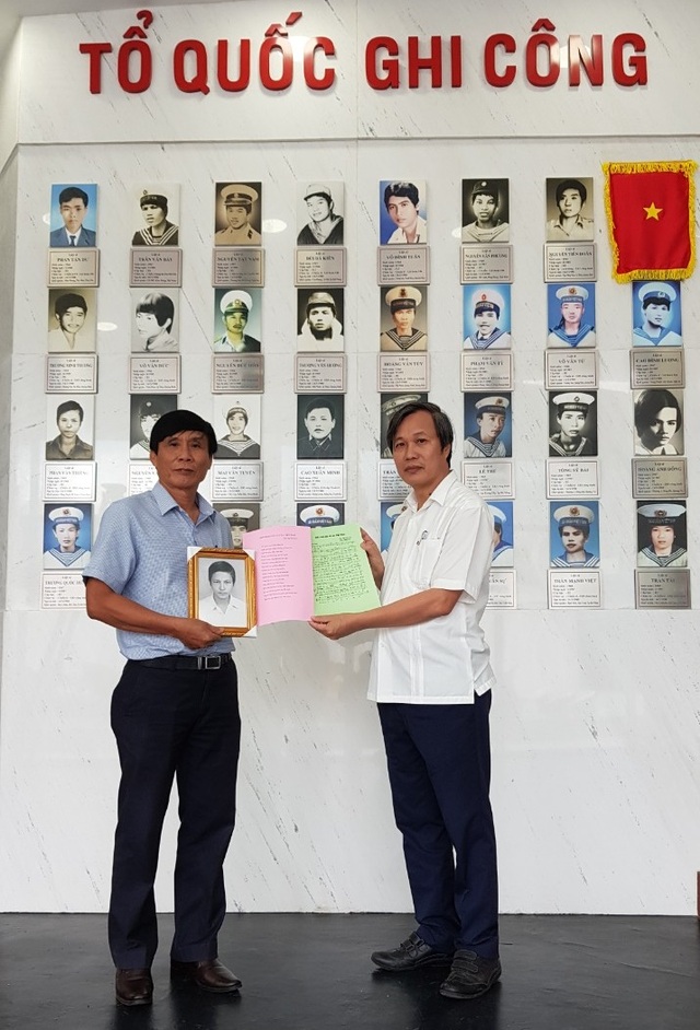 Xúc động chuyện thầy giáo đi tìm di ảnh chiến sĩ Gạc Ma - 2 Xúc động chuyện thầy giáo đi tìm di ảnh chiến sĩ Gạc Ma - 2