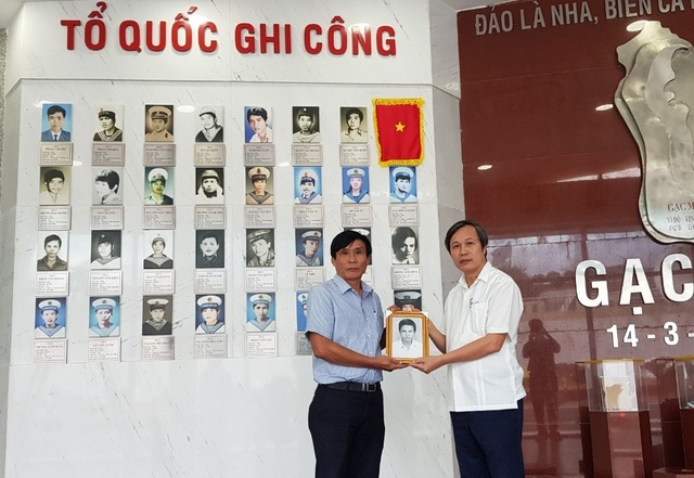 Xúc động chuyện thầy giáo đi tìm di ảnh chiến sĩ Gạc Ma - 1 Xúc động chuyện thầy giáo đi tìm di ảnh chiến sĩ Gạc Ma - 1