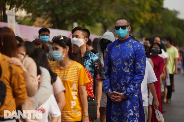 Người Sài Gòn đội nắng, đeo khẩu trang du xuân đường hoa Nguyễn Huệ - 1 Người Sài Gòn đội nắng, đeo khẩu trang du xuân đường hoa Nguyễn Huệ - 1