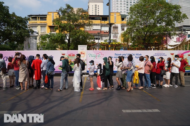 Người Sài Gòn đội nắng, đeo khẩu trang du xuân đường hoa Nguyễn Huệ - 9 Người Sài Gòn đội nắng, đeo khẩu trang du xuân đường hoa Nguyễn Huệ - 9